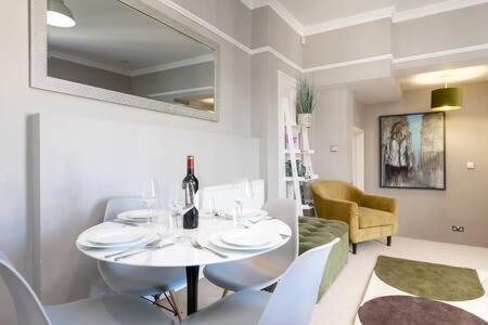 Central, Stunning 2 Bed Apartment With Parking! Кембридж Екстер'єр фото
